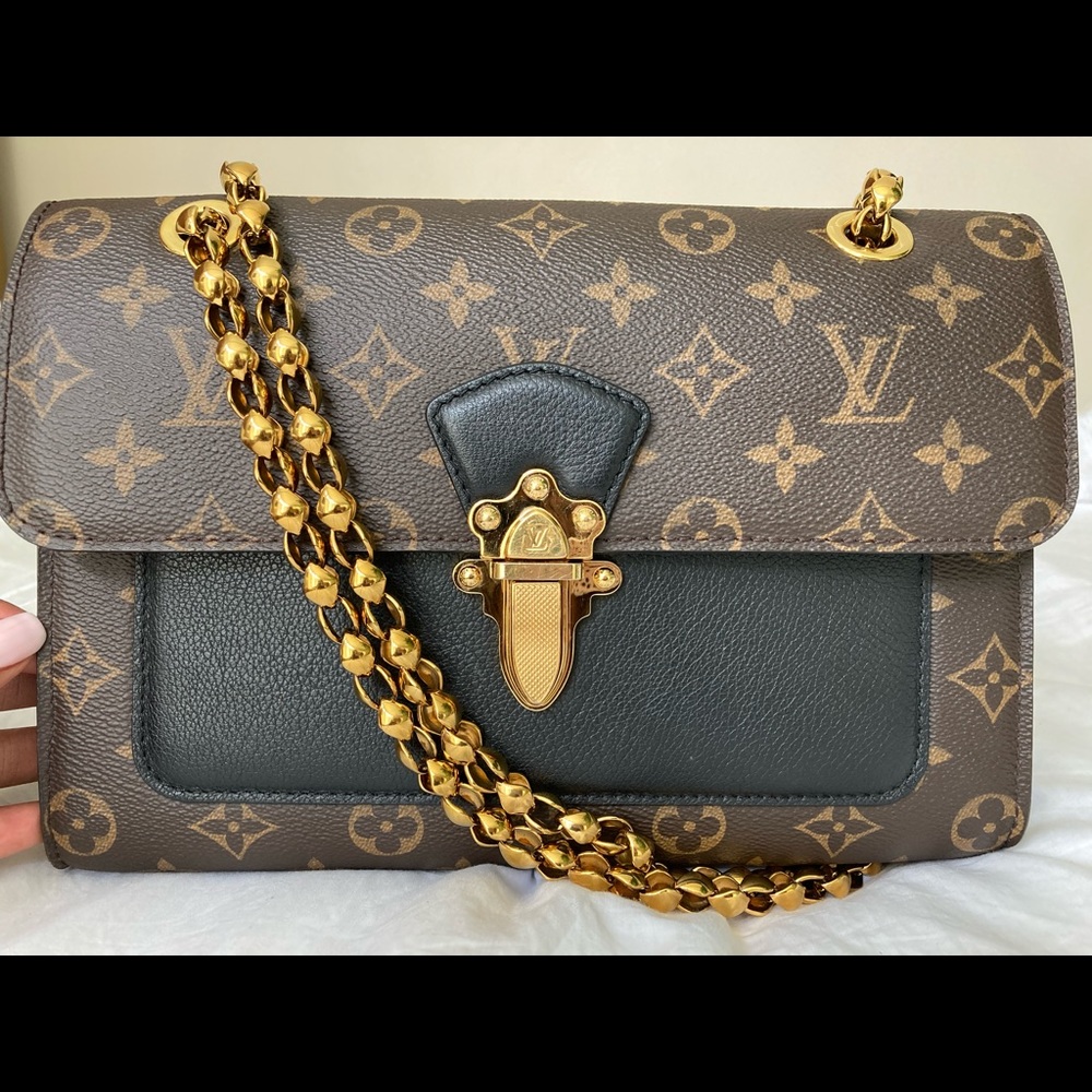 Louis Vuitton Victoire ( Amazing condition!)